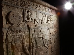 Relieve en un santuario erigido por el faraón Taharqa en el patio del Templo de Amón construido por él en Kawa en Nubia, Dinastía 25, Período Tardío, 690-64 a.C. (detalle)